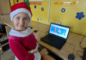 uczennica stoi przy komputerze