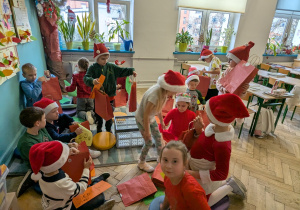 dzieci siedzą w klasie na podłodze