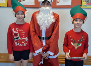 mikołaj pozuje do zdjęcia