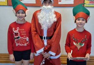 mikołaj pozuje do zdjęcia