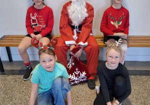 mikołaj pozuje do zdjęcia