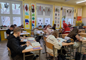 mikołaj rozdaje prezenty ucznią