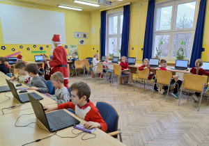 mikołaj rozdaje prezenty ucznią