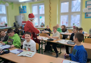 mikołaj rozdaje prezenty ucznią