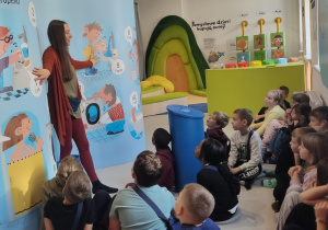 Dzieci słuchają o oszczędzaniu wody