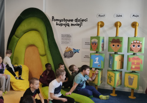 Dzieci słuchają o segregowaniu śmieci