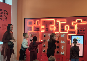 Dzieci stoją przy makiecie