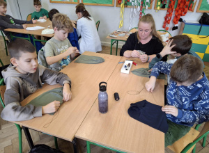 dzieci szyją czapki