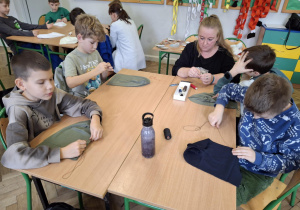 Dzieci szyją czapki