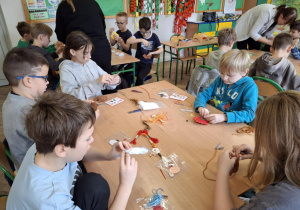 Dzieci szyją filcowe ozdoby świąteczne