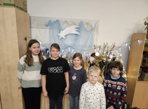 uczniowie recytują wiersz