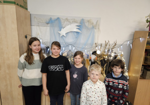 uczniowie recytują wiersz