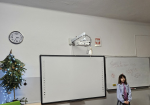 uczennica recytuje wiersz