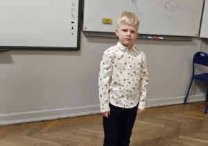 uczeń recytuje wiersz