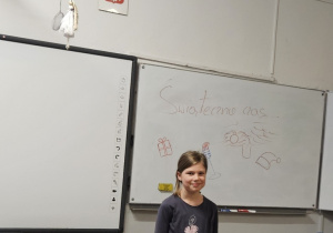 uczennica recytuje wiersz