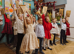 dzieci stoją w klasie