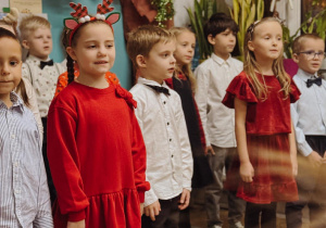 dzieci stoją w klasie