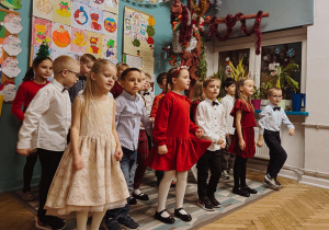 dzieci stoją w klasie