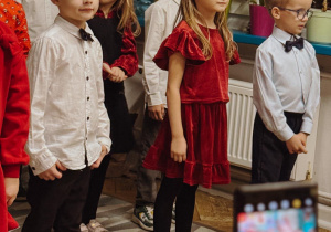 dzieci stoją w klasie