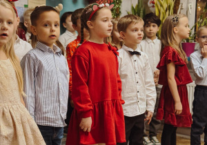 dzieci stoją w klasie