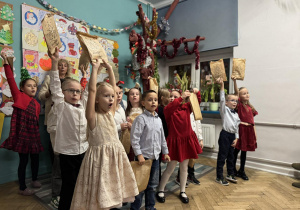 dzieci stoją w klasie