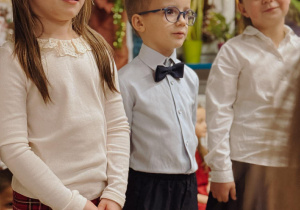 dzieci stoją w klasie