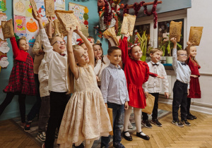 dzieci stoją w klasie