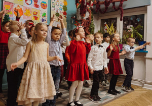 dzieci stoją w klasie