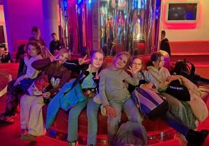 dzieci siedzą w kinie