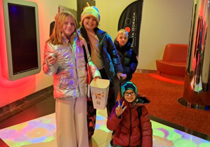 dzieci pozują do zdjęcia