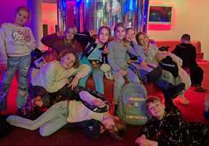 uczniowie pozują do zdjęcia