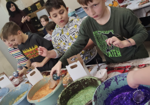 dzieci koloruja bombki