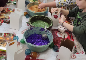 dzieci malują bombki