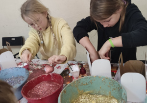 dzieci malują bombki