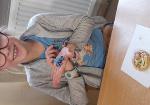 uczennica robi kolorowe ciastka