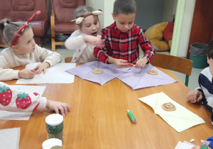 dzieci robią kolorowe ciastka