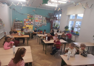 dzieci wykonują wieże z kubków