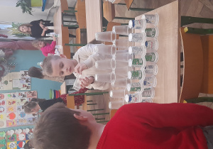 dzieci wykonują wieże z kubków