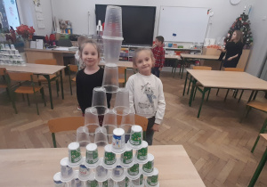 dzieci wykonują wieże z kubków