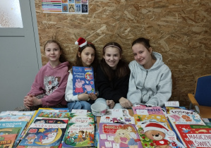 dzieci siedzą przy stanowisku