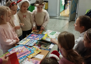 dzieci stoją przy stanowisku