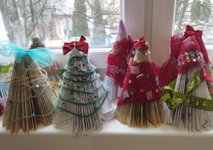 choinki z książek na parapecie