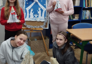 dzieci stoją z choinkami