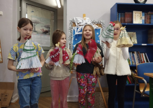 dzieci stoją z choinkami z książek