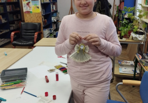 uczennica robi prace