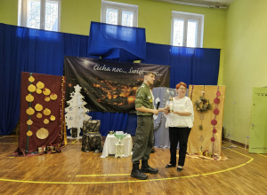 harcerz wręcza znicz pani Dyrektor