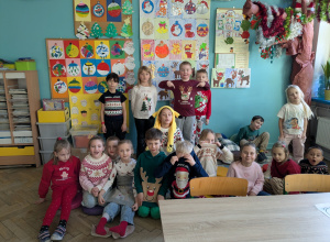 dzieci siedzą na podłodze