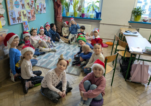 dzieci siedzą na podłodze