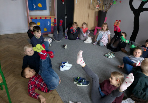 dzieci siedzą na podłodze