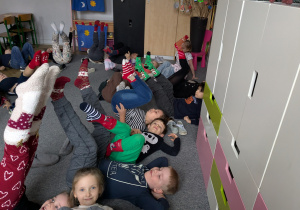 dzieci siedzą na podłodze